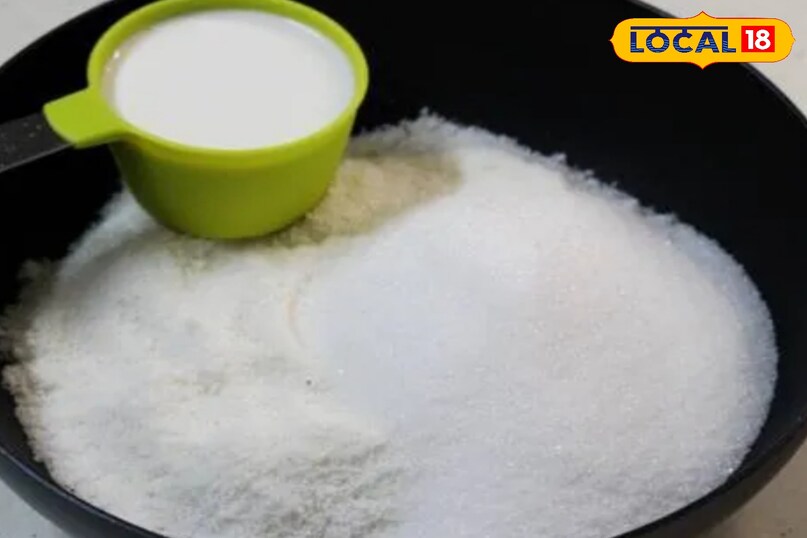 सबसे पहले दूध मे कद्दूकश किया हुआ नारियल डाले 