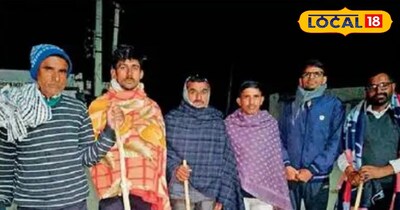 रात में गांव में गस्त देते ग्रामीण 