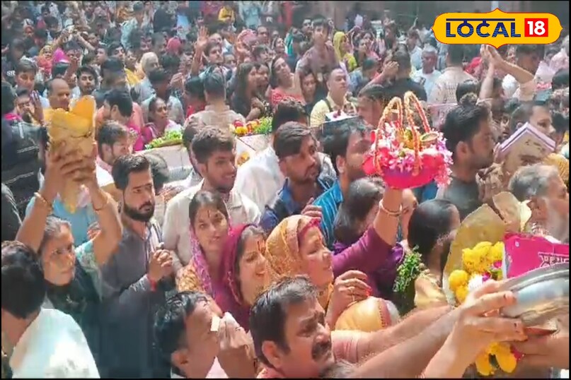 मथुरा न्यूज़, टॉप न्यूज़, यूपी न्यूज़, वृन्दावन न्यूज़, वृन्दावन मंदिर, बांके बिहारी मंदिर, भीड़, भीड़ का सैलाब, नव वर्ष, Mathura News, Top News, UP News, Vrindavan News, Vrindavan Temple, Banke Bihari Temple, Crowd, Crowd of Crowd, New Year 