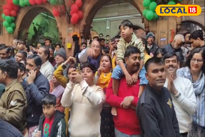 मथुरा न्यूज़, टॉप न्यूज़, यूपी न्यूज़, वृन्दावन न्यूज़, वृन्दावन मंदिर, बांके बिहारी मंदिर, भीड़, भीड़ का सैलाब, नव वर्ष, Mathura News, Top News, UP News, Vrindavan News, Vrindavan Temple, Banke Bihari Temple, Crowd, Crowd of Crowd, New Year