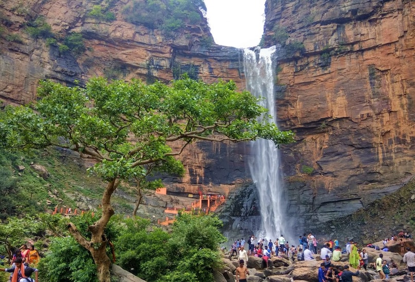 पहाड़ियों के बीच बसा आस्था का केंद्र, तुतला भवानी धाम पहाड़ियों के बीच बसा आस्था का केंद्र, तुतला भवानी धाम