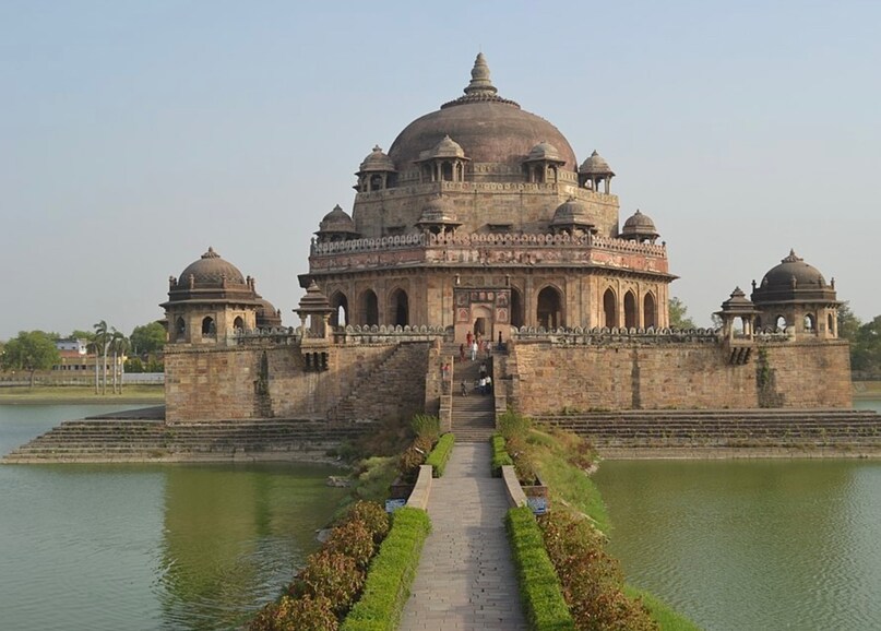 ऐतिहासिक तालाब के बीच स्थित शेरशाह सूरी का मकबरा ऐतिहासिक तालाब के बीच स्थित शेरशाह सूरी का मकबरा
