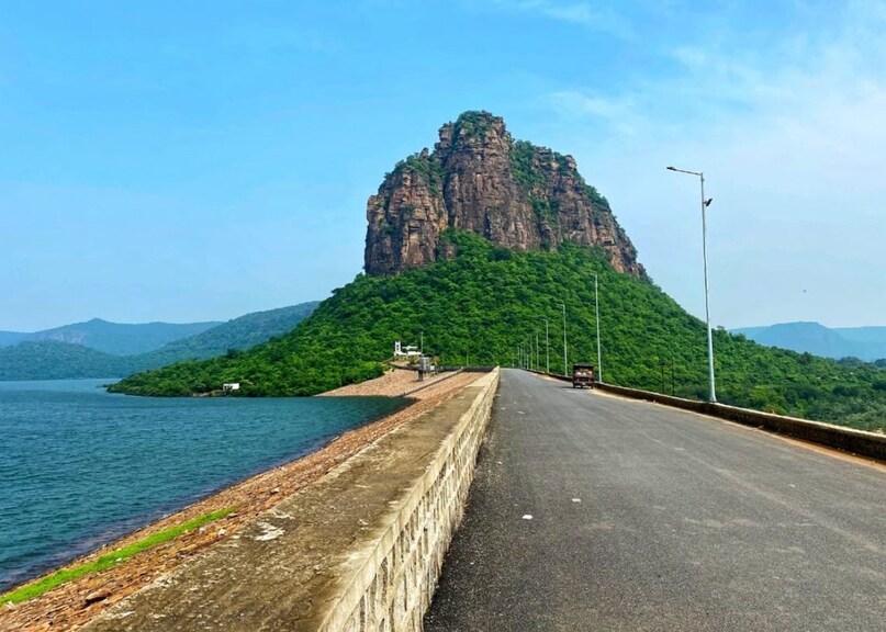 शांत पानी और हरियाली के बीच स्थित करमचट डैम शांत पानी और हरियाली के बीच स्थित करमचट डैम