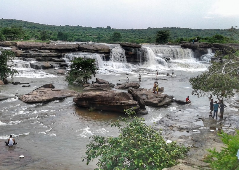 पहाड़ों के बीच गिरता मांझर कुंड का झरना, प्रकृति प्रेमियों की पहली पसंद पहाड़ों के बीच गिरता मांझर कुंड का झरना, प्रकृति प्रेमियों की पहली पसंद