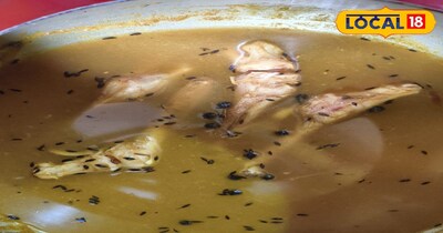 बता दें कि घर पर आसान और देसी तरीके से बनाएं मटन गोड़ी का सूप ऐसे बनाया जाता है. मटन गोड़ी का सूप बनाना बेहद आसान है. इसके लिए किसी खास मसाले की जरूरत नहीं पड़ती. गृहणी जुली सिंह के द्वारा घरेलू तरीका बताया गया कि सबसे पहले मटन की गोड़ी यानी हड्डियों को अच्छे से साफ कर लें. इसके बाद कुकर में गोड़ी डालकर उसमें पर्याप्त मात्रा में पानी डालें. 