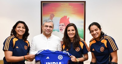 तीनों ख‍िलाड़ीं सोमवार को रेलवे मंत्री अश्व‍िनी वैष्‍णव से मिलीं.