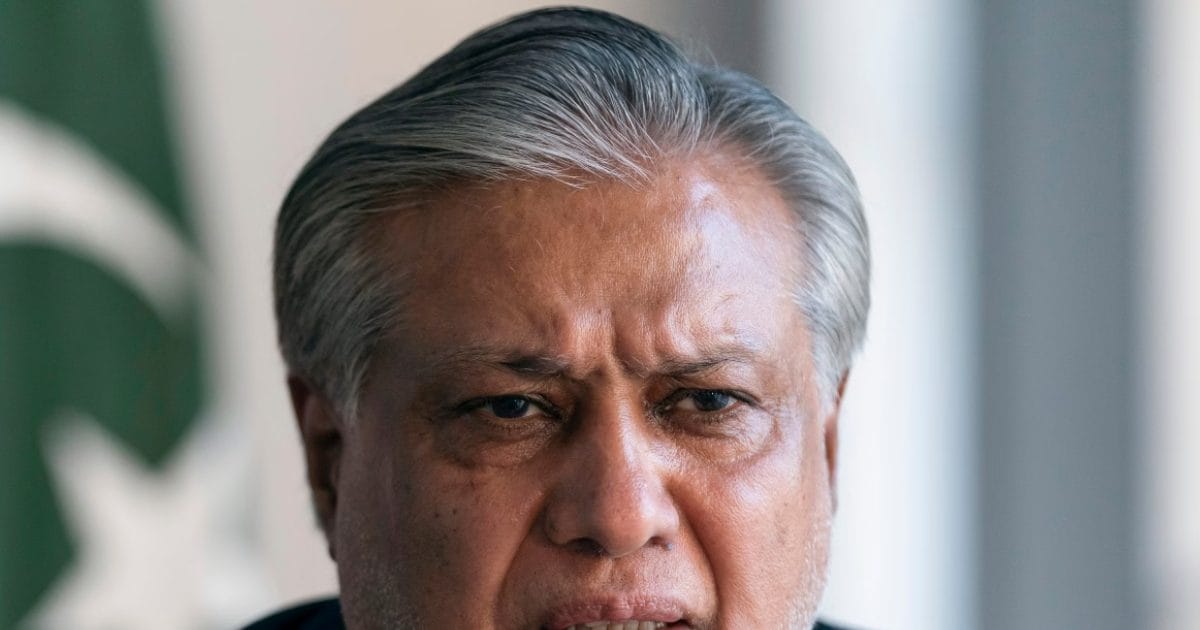 सऊदी अरब के ल‍िए जान लड़ाने का था वादा, अब प‍िट गया तो डींगे हांकने लगा पाक‍िस्‍तान, इशाक डार की बेशर्मी तो देखिए