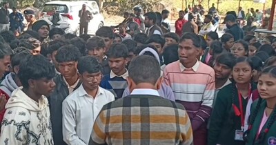 बच्चों की शिकायत सुनते प्रशासन के अफसर. 