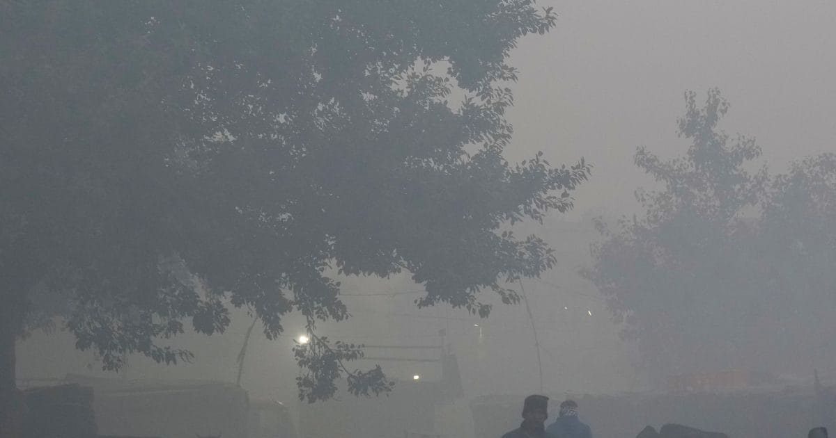 आधे भारत पर आज आफत! हवा में घुला जहर तो जमीन पर 'काले कोहरे' का कहर