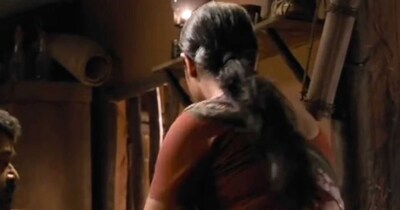 नई दिल्ली. अपनी पहली ही फिल्म से दर्शकों का ध्यान खींचने और सराहना पाने के बावजूद कई कलाकार अलग-अलग कारणों से फिल्म इंडस्ट्री छोड़ देते हैं. फैंस को उम्मीद रहती है कि क्या वे दोबारा फिल्मों में वापसी करेंगे? कुछ करते हैं और कुछ फिर सिर्फ यादों में ही रह जाते हैं. उन्हीं में एक हसीना वो हैं, जो बड़े-बड़े दिग्गजों के साथ नजर आईं, लेकिन फिर अचानक पर्दे से दूर हो गईं. 9 साल बाद इसी हसीना को फैंस ने देखा तो हैरान हो गए और कहने लगे 'क्या ये वही हैं'.