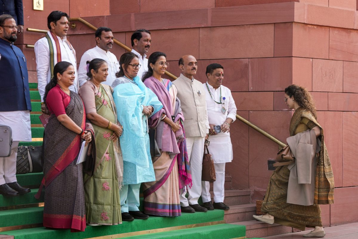 In Pics: जब फोटो खिंचवा रहे थे विपक्षी सांसद साइड से बचते-बचाते निकलीं कंगना