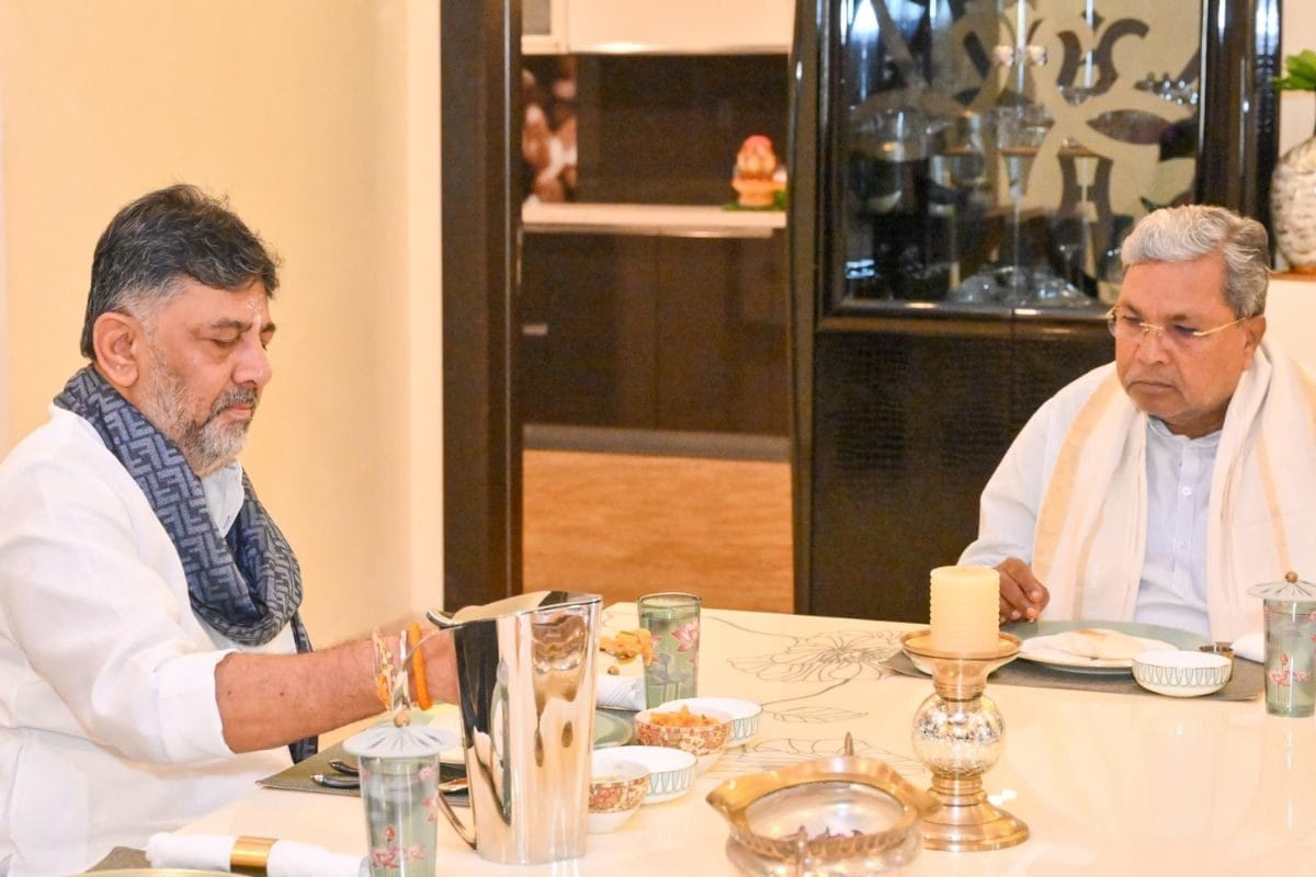 अब शिवकुमार बने होस्ट एक टेबल पर डिप्टी CM के घर सिद्धरमैया ने किया नाश्ता