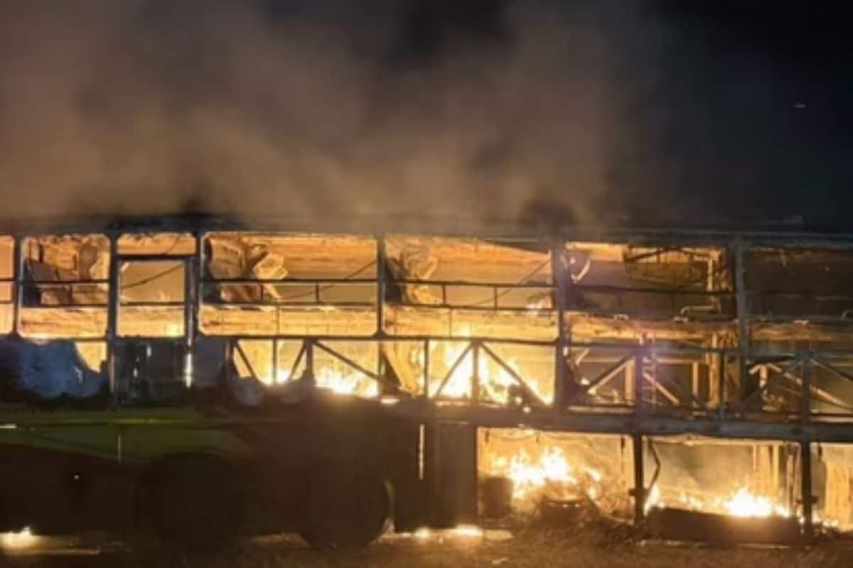 कर्नाटक में कैसे आग का गोला बनी बस आधी रात को क्या हुआ कितने जिंदा जले