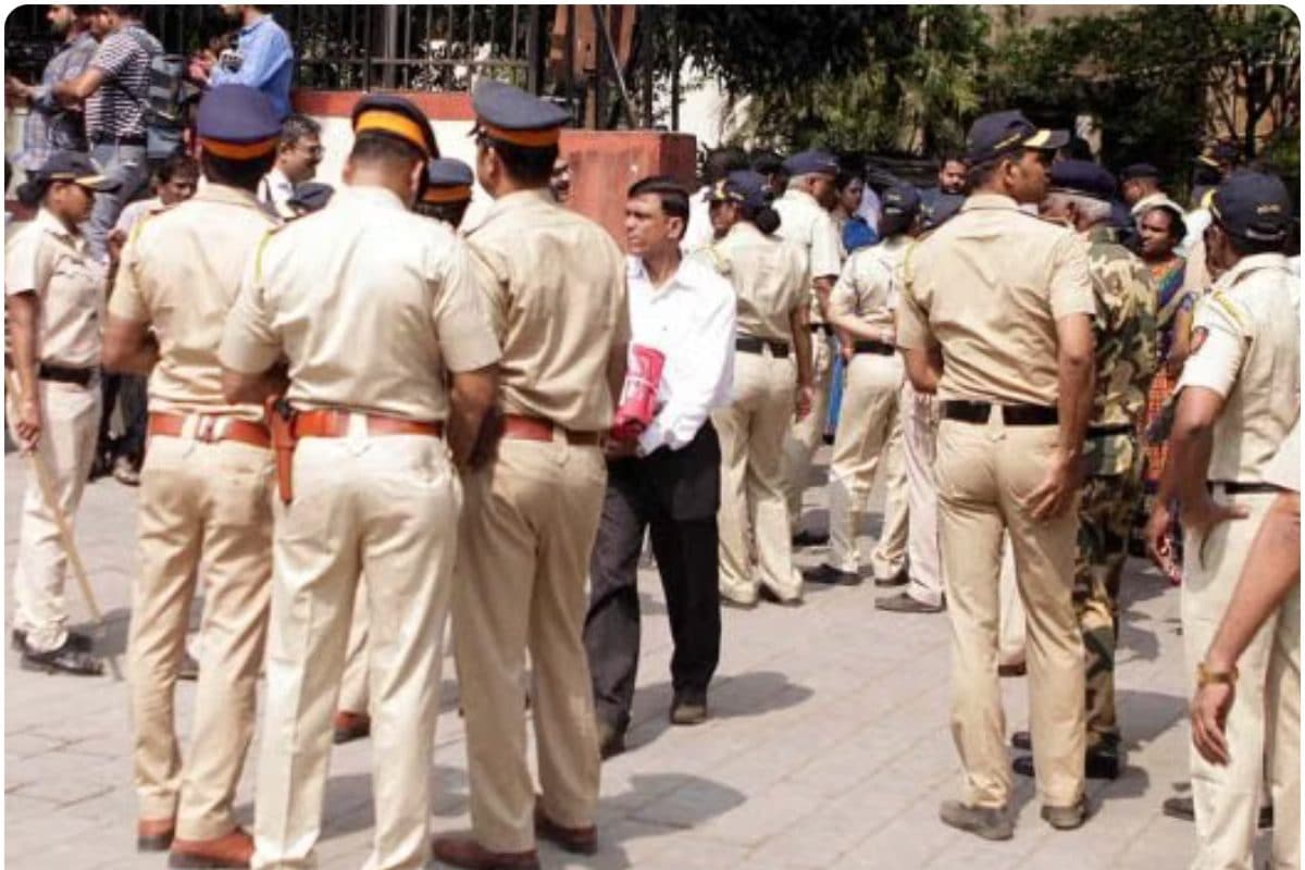 बड़ा आदमी हूं लाइन में खड़े होने का समय नहीं पुलिस ने ढीली कर दी अकड़