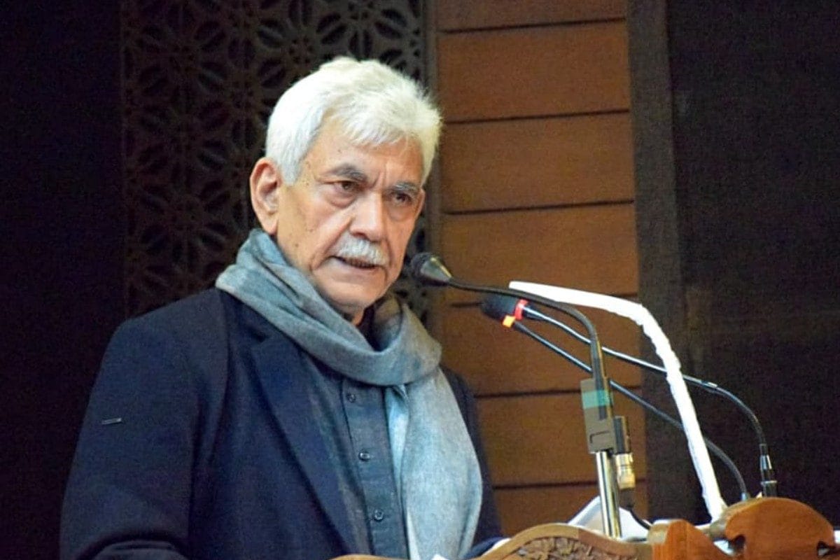 एलजी मनोज सिन्हा ने पोंछे आतंक पीड़ितों के आंसू सरकारी नौकरी देकर निभाया वादा