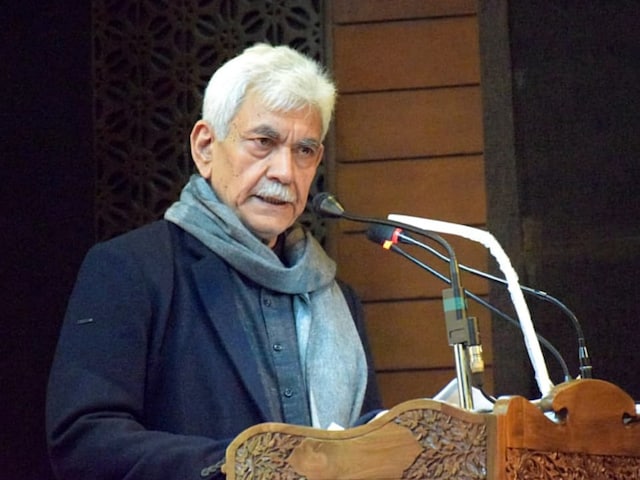 एलजी मनोज सिन्हा ने पोंछे आतंक पीड़ितों के आंसू, सरकारी नौकरी देकर निभाया वादा