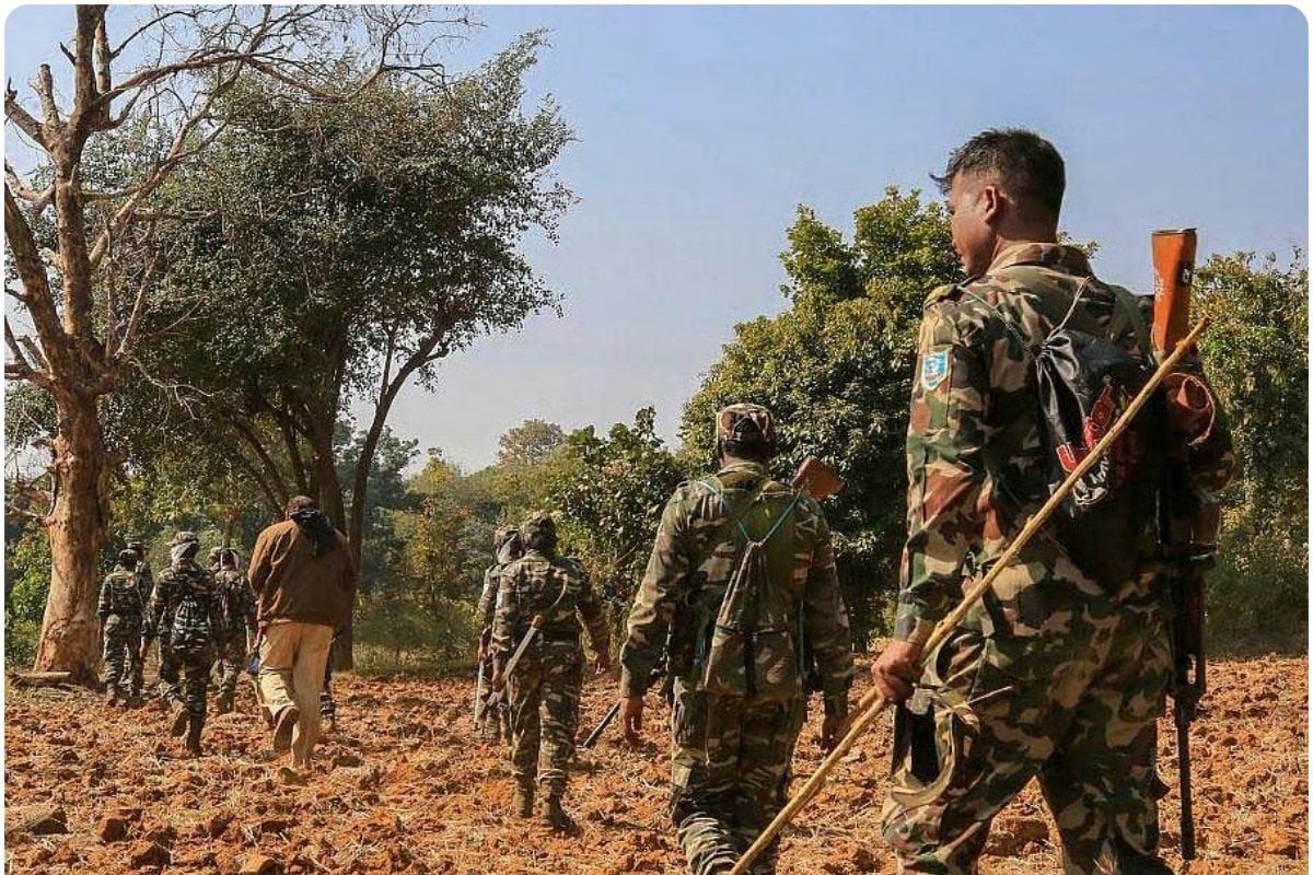 माओवादियों को बड़ा झटका 41 अंडरग्राउंड कैडरों ने पुलिस के सामने किया सरेंडर