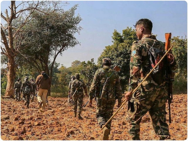 माओवादियों को बड़ा झटका; 41 अंडरग्राउंड कैडरों ने पुलिस के सामने किया सरेंडर