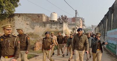 मेरठ में पुलिस पर हमला: दारोगा-सिपाही सस्पेंड, सठला गांव में ड्रोन-PAC तैनात.