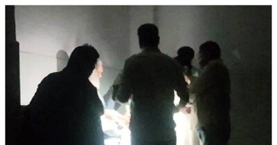 टॉर्च की रोशनी में ऑपरेशन(फाइल फोटो)