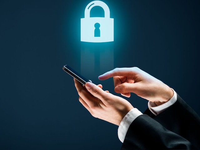 सरकार ने फोन में &#x27;संचार&#x27; ऐप अन‍िवार्य क‍िया, तो कांग्रेस को दिखी जासूसी