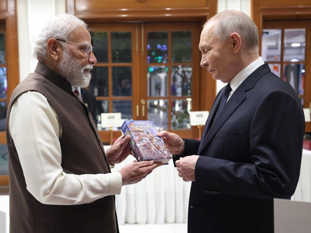 PM मोदी ने दोस्त पुतिन को तोहफे में दी गीता, बोले- यह करोड़ों लोगों की प्रेरणा