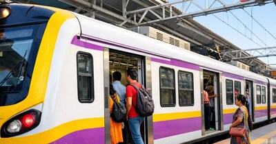 मुंबई लोकल में एक यात्री ने लड़की को चलती ट्रेन से धक्का दे दिया. (Image:AI)