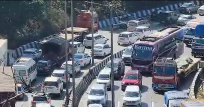 मुंबई-पुणे एक्सप्रेसवे पर भारी ट्रैफिक जाम, रेंगते हुए आगे बढ़ रहीं गाड़ियां