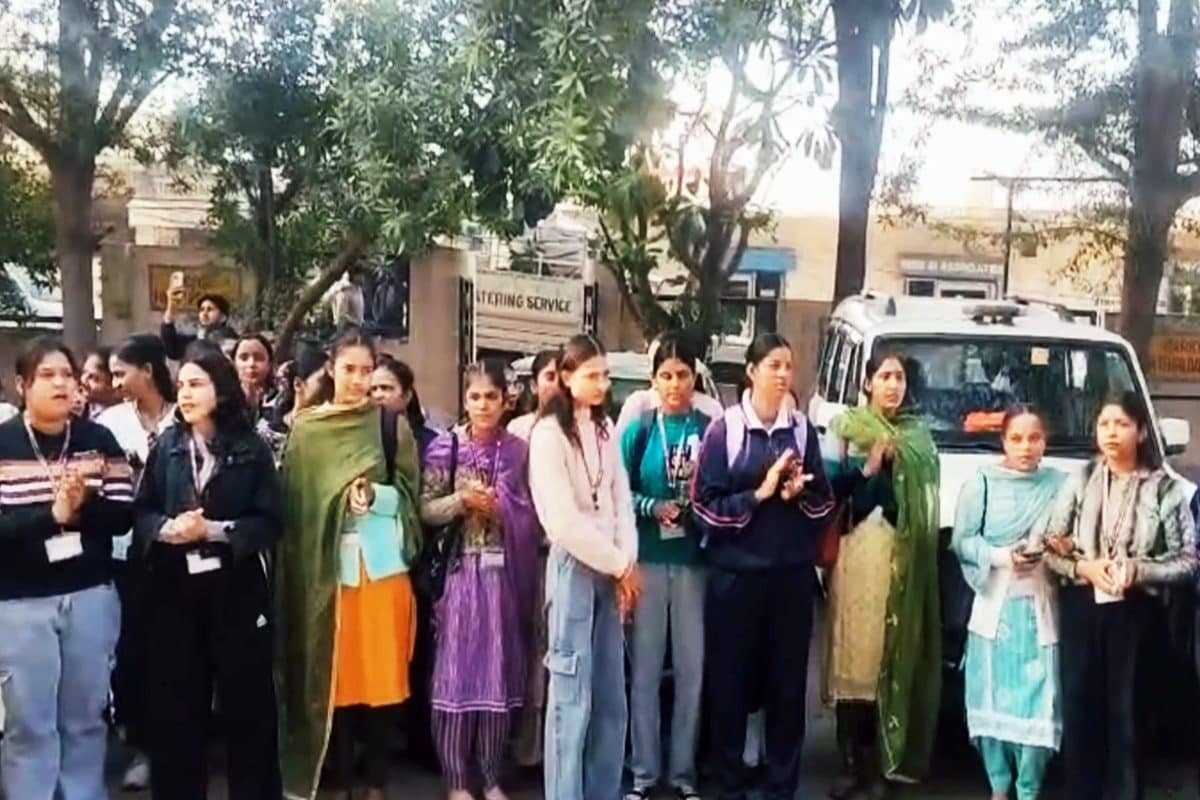 मनचलों का खौफ!छात्राओं के सामने अंकल ने उतार दिए कपड़े बेटियों का फूटा गुस्सा