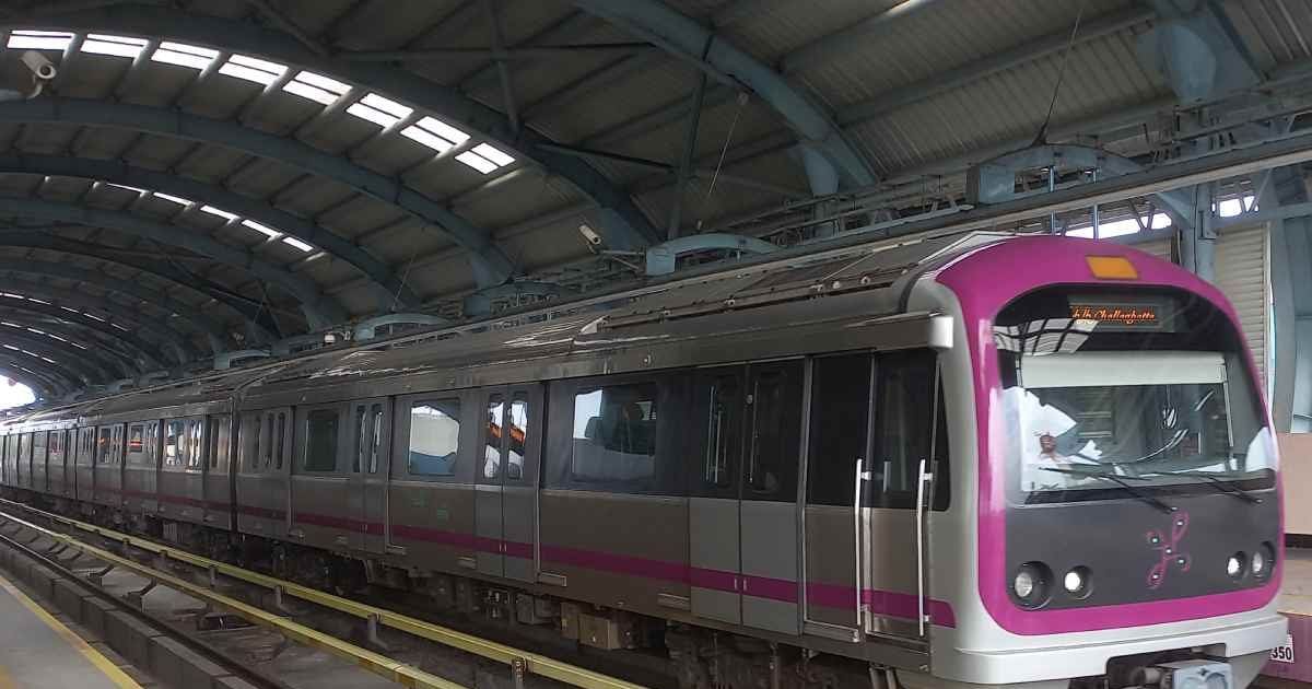 मेट्रो में सटकर बैठ रहा था 45 साल का मनचला, आंख से आंसू निकलवाकर ही मानी युवती