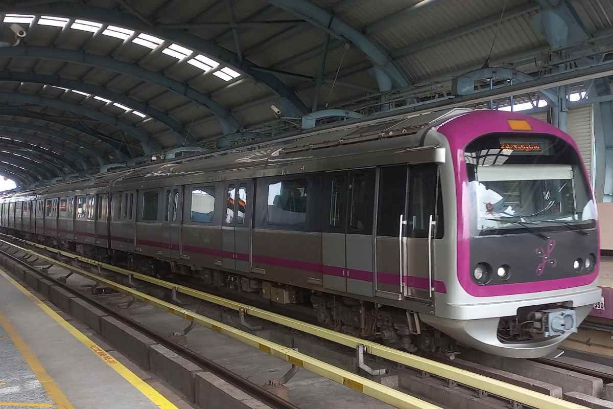 मेट्रो में सटकर बैठ रहा था 45 साल का मनचला आंख से आंसू निकलवाकर ही मानी युवती