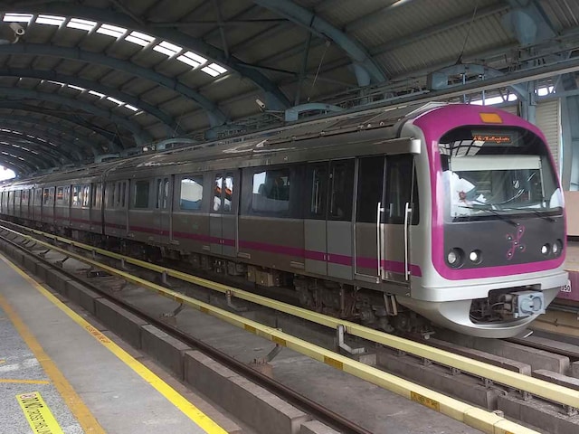 मेट्रो में सटकर बैठ रहा था 45 साल का मनचला, आंख से आंसू निकलवाकर ही मानी युवती