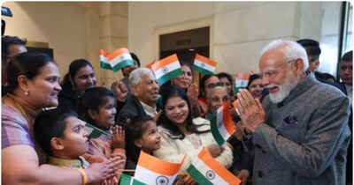 भारतीय समुदाय के सदस्यों ने पीएम मोदी का गर्मजोशी से स्वागत किया.