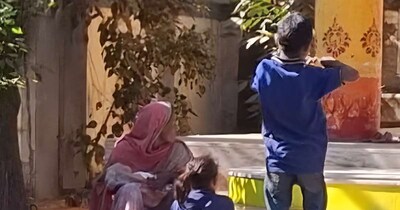 पुलिस बच्‍चों की तलाश कर रही है.