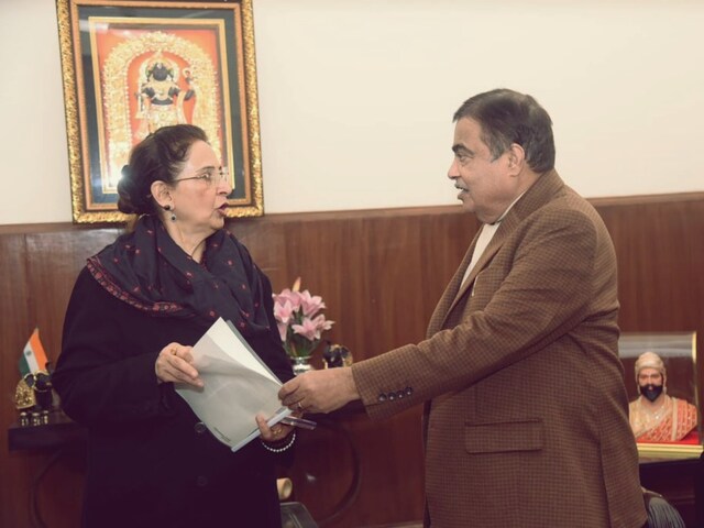 'गडकरी गजब के नेता' सस्पेंड नवजोत कौर सिद्धू ने कांग्रेस के जले पर छिड़का नमक