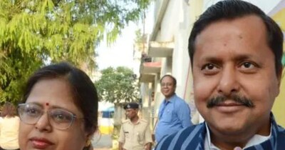 नितिन नबीन की पत्नी दीपमाला श्रीवास्तव एसबीआई (SBI) बैंक में अधिकारी हैं.