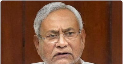 एक महिला का हिजाब खींचने को लेकर सीएम नीतीश कुमार विवादों में फंस गए हैं. (फाइल फोटो)