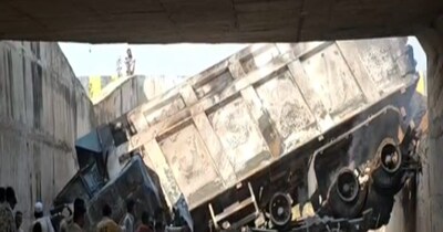 टक्कर इतनी भयानक थी कि भारी भरकम डंपर पुलिया को तोड़ते हुए सीधे नीचे जा गिरा.