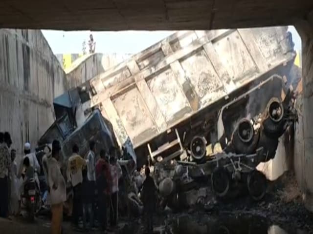 दिल्ली-मुंबई एक्सप्रेसवे पर भीषण के बाद ट्रक में लगी आग, मामा-भांजे की मौत