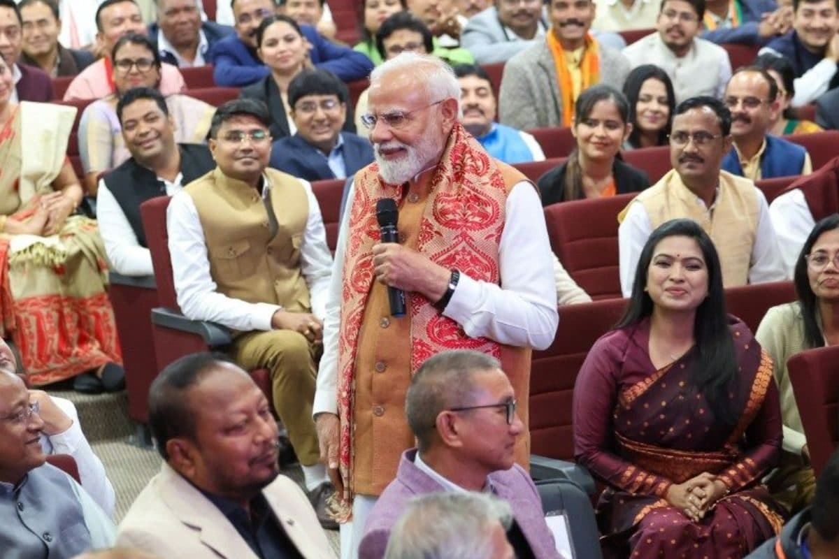 PM ने असम आंदोलन के शहीदों को श्रद्धांजलि दी स्वाहिद स्मारक का किया दौरा