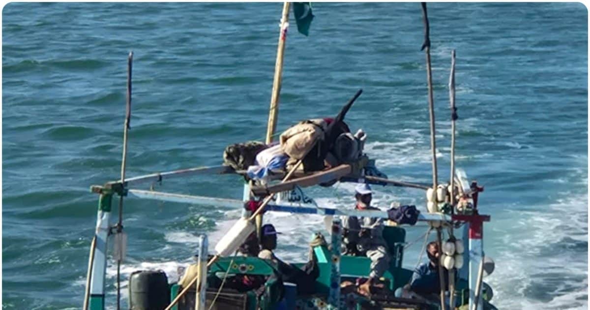 अरब सागर में दिखी PAK नाव, कोस्ट गार्ड ने चलाया ऑपरेशन, 11 लोगों को पकड़ा