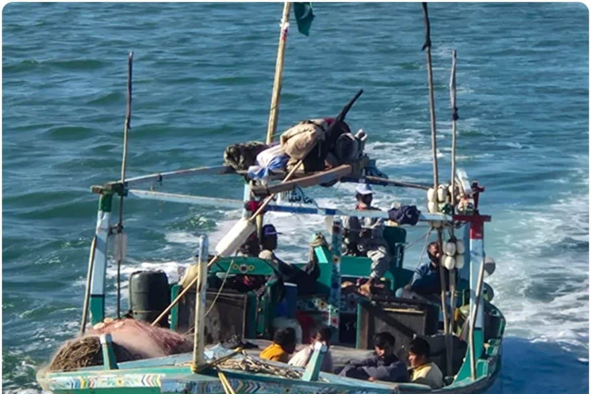 अरब सागर में दिखी PAK नाव कोस्ट गार्ड ने चलाया ऑपरेशन 11 लोगों को पकड़ा