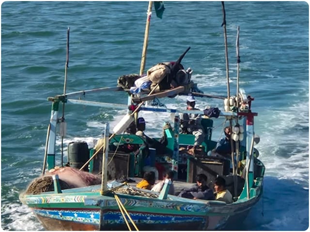 अरब सागर में दिखी PAK नाव, कोस्ट गार्ड ने चलाया ऑपरेशन, 11 लोगों को पकड़ा