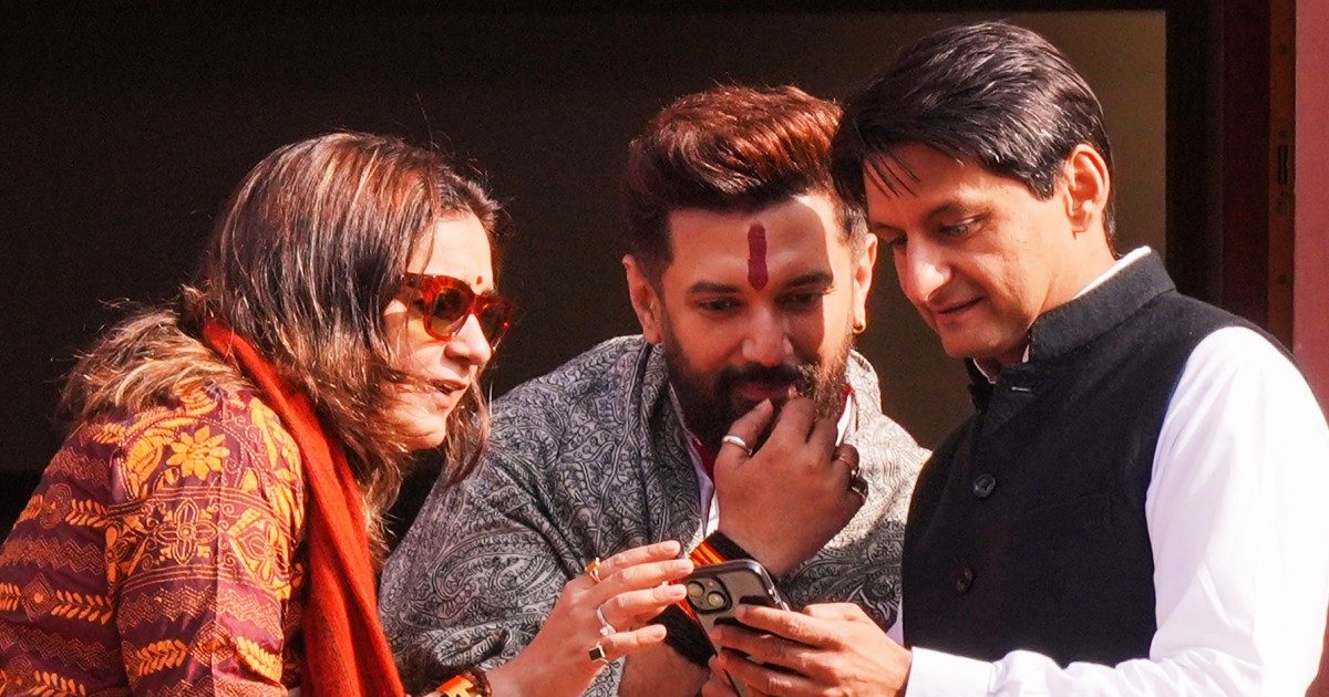 दीपेंद्र हुड्डा का मोबाइल, उसमें झांकते प्रियंका और चिराग… संसद से आई गजब फोटो