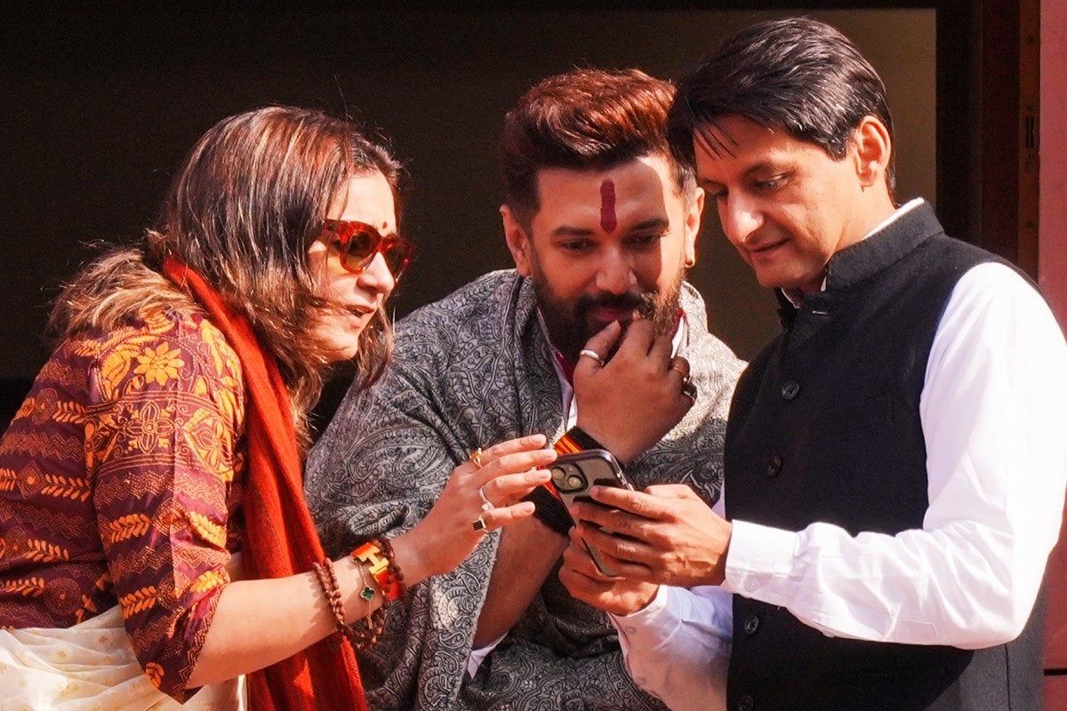 दीपेंद्र हुड्डा का मोबाइल उसमें झांकते प्रियंका और चिराग… संसद से आई गजब फोटो