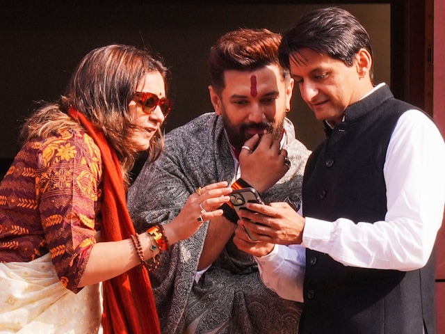 दीपेंद्र हुड्डा का मोबाइल, उसमें झांकते प्रियंकाऔर चिराग… संसद से आई गजब फोटो