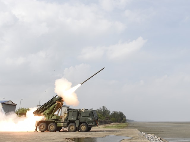 2500 करोड़ का 'बाहुबली', दागेगा 120 KM वाले रॉकेट, 'पिनाक' की दीवानी है दुनिया