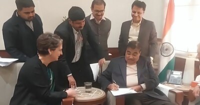 कांग्रेस सांसद प्रियंका गांधी ने संसद परिसर में केंद्रीय मंत्री नितिन गडकरी से मुलाकात की.