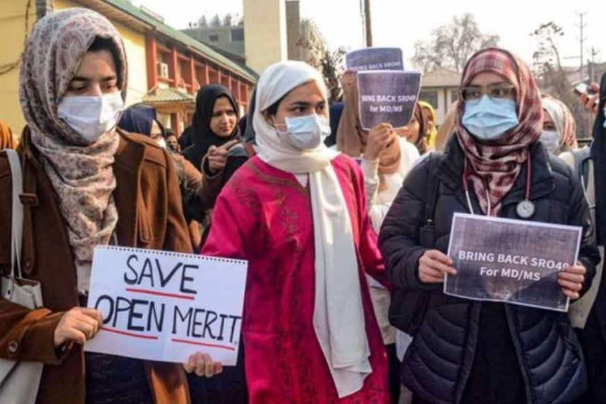 कश्मीर में भड़की आरक्षण की आग महबूबा मुफ्ती सहित कई नेता हाउस अरेस्ट