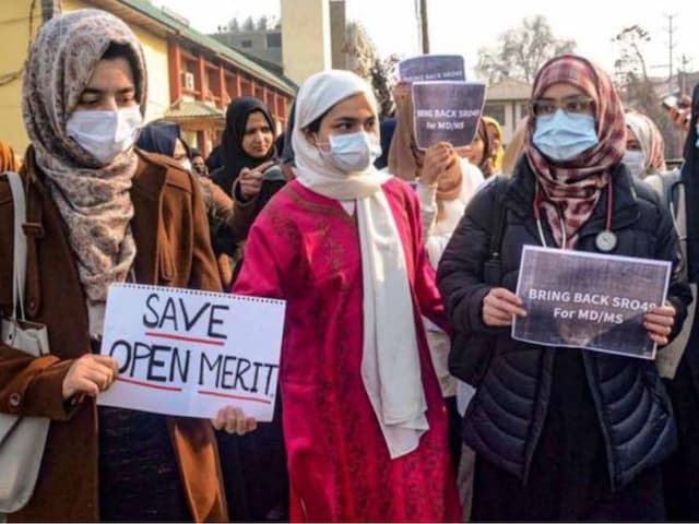 कश्मीर में भड़की आरक्षण की आग, महबूबा मुफ्ती सहित कई नेता हाउस अरेस्ट